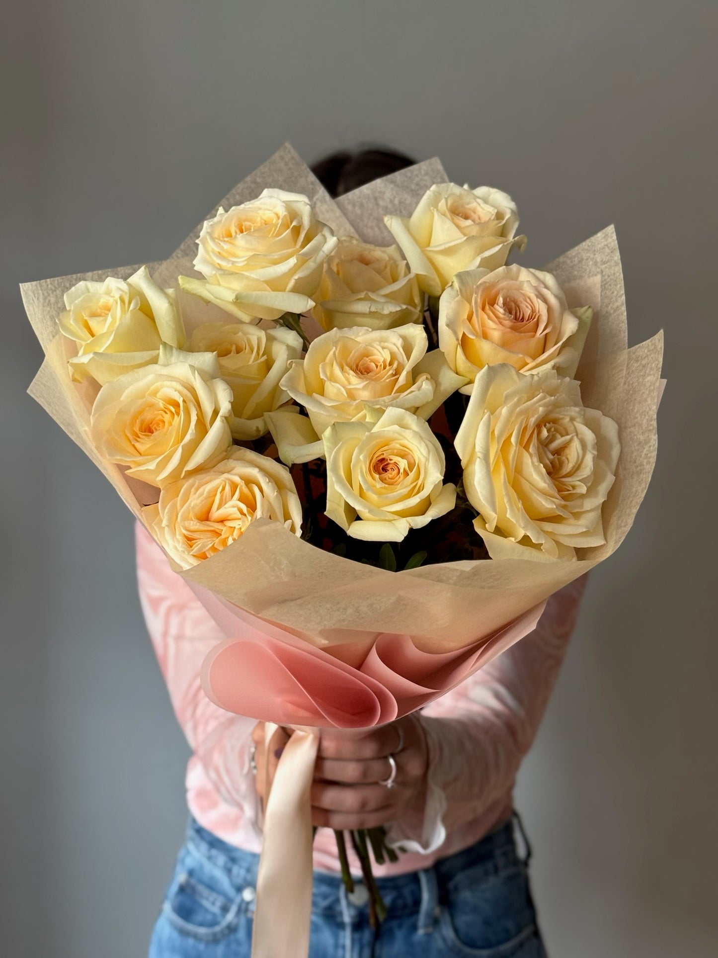 Textură bogată și nuanțe calde – detaliu trandafiri Maya, Roses & More