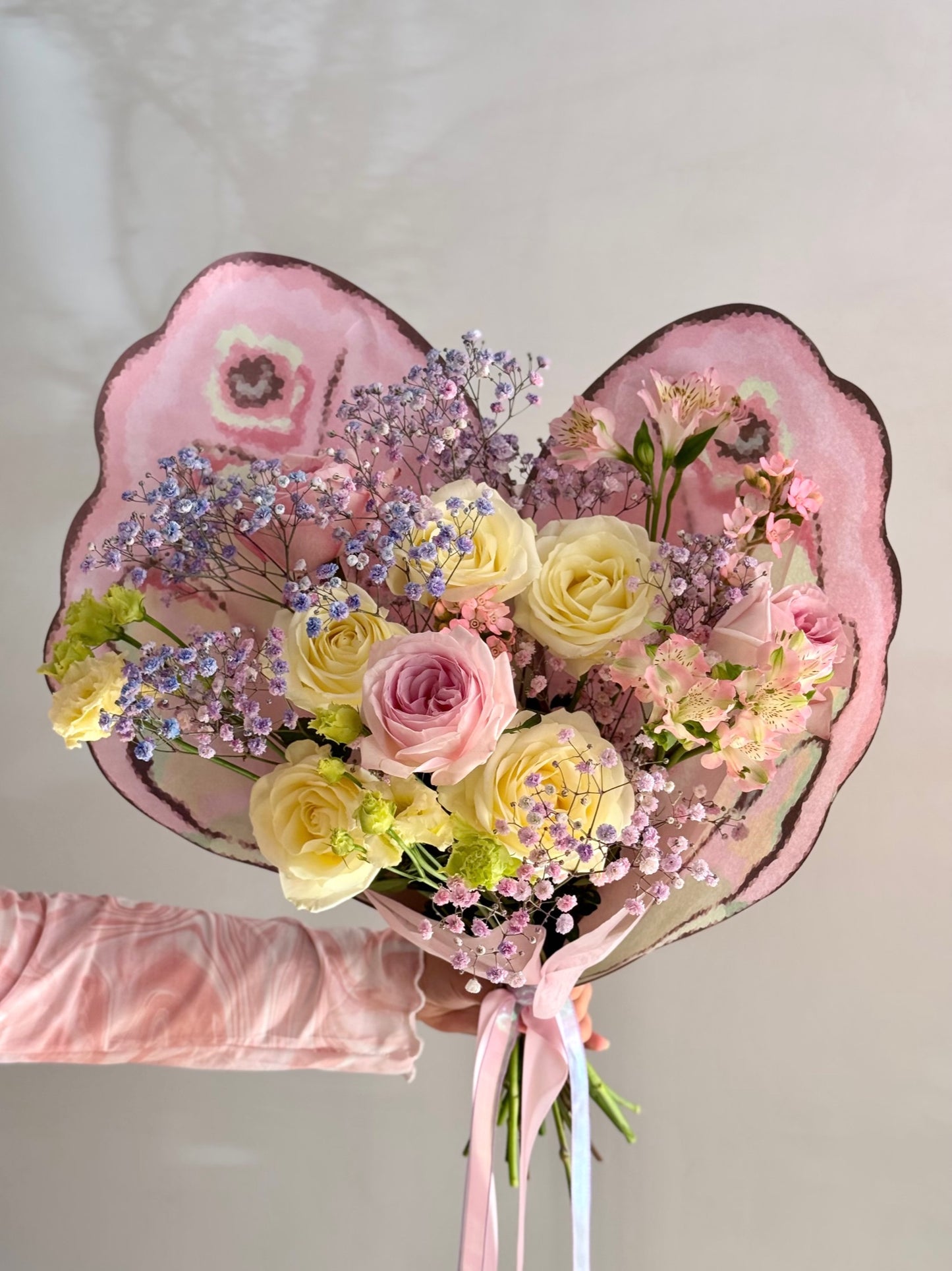 Buchet feeric cu alstroemeria și lisianthus