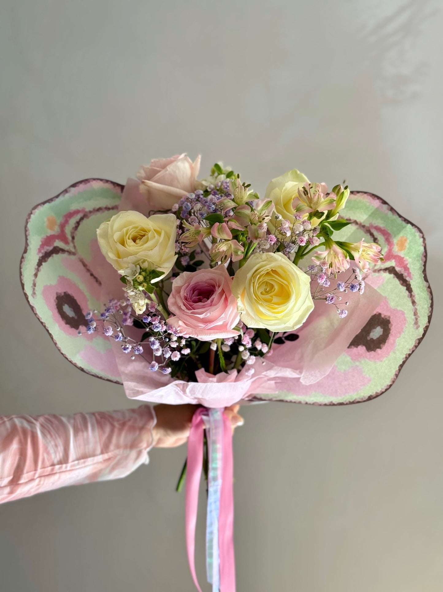 Buchet mini cu trandafiri albi și roz