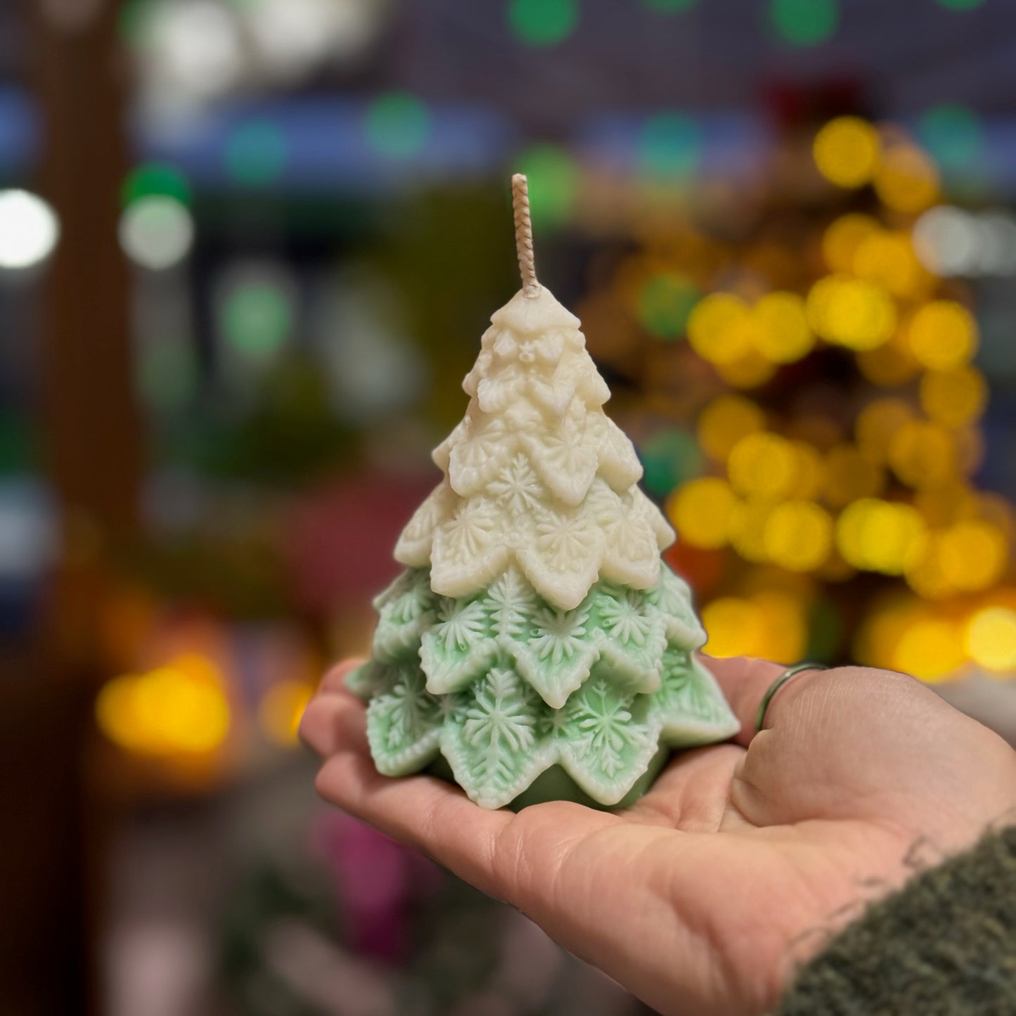 Lumânare Snowed Christmas Tree în formă de brad de Crăciun din ceară naturală de soia, parfum Christmas Morning