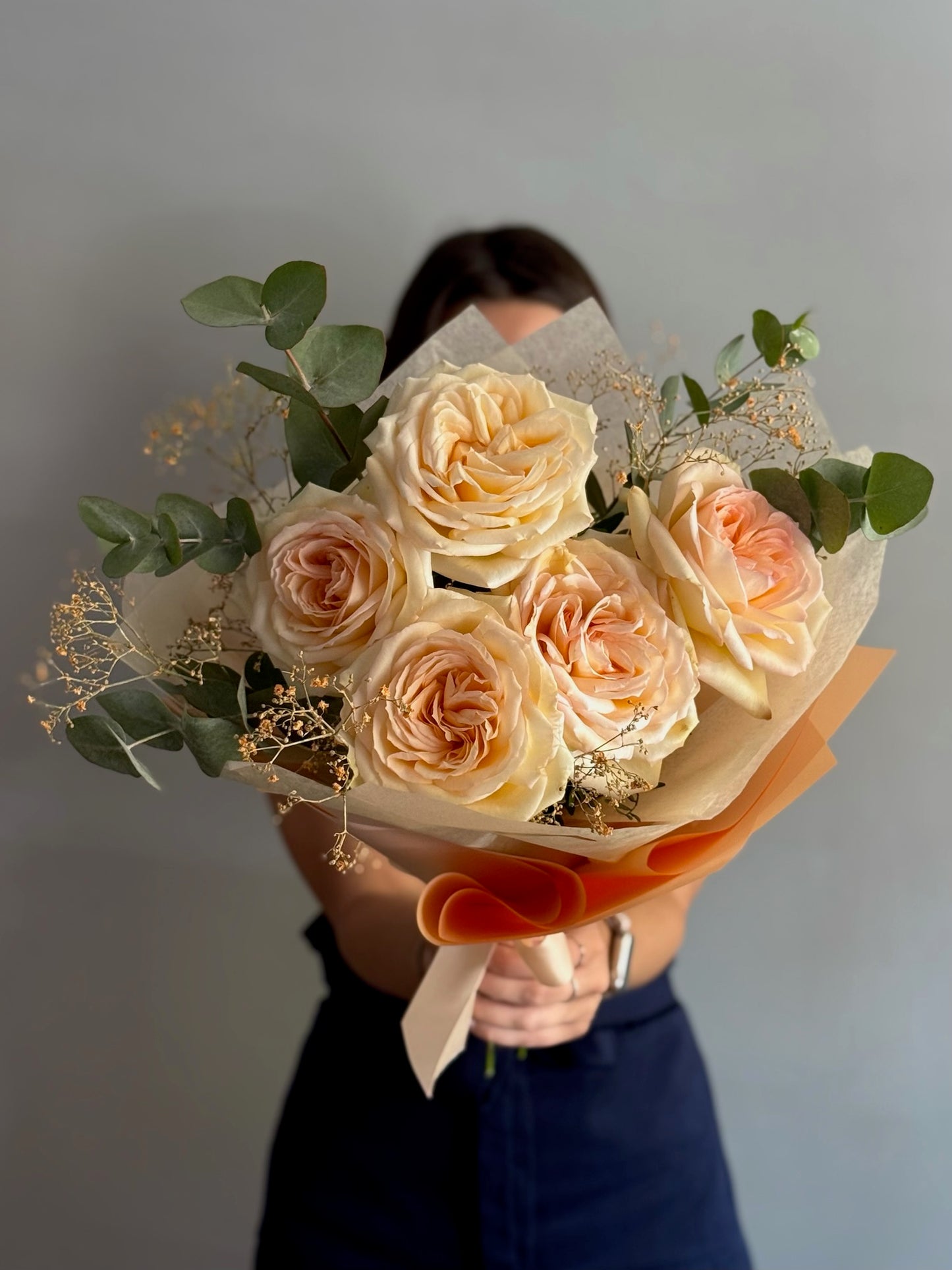 Aranjament floral cu trandafiri Maya și prospețime naturală de eucalipt – Topaz, Roses & More