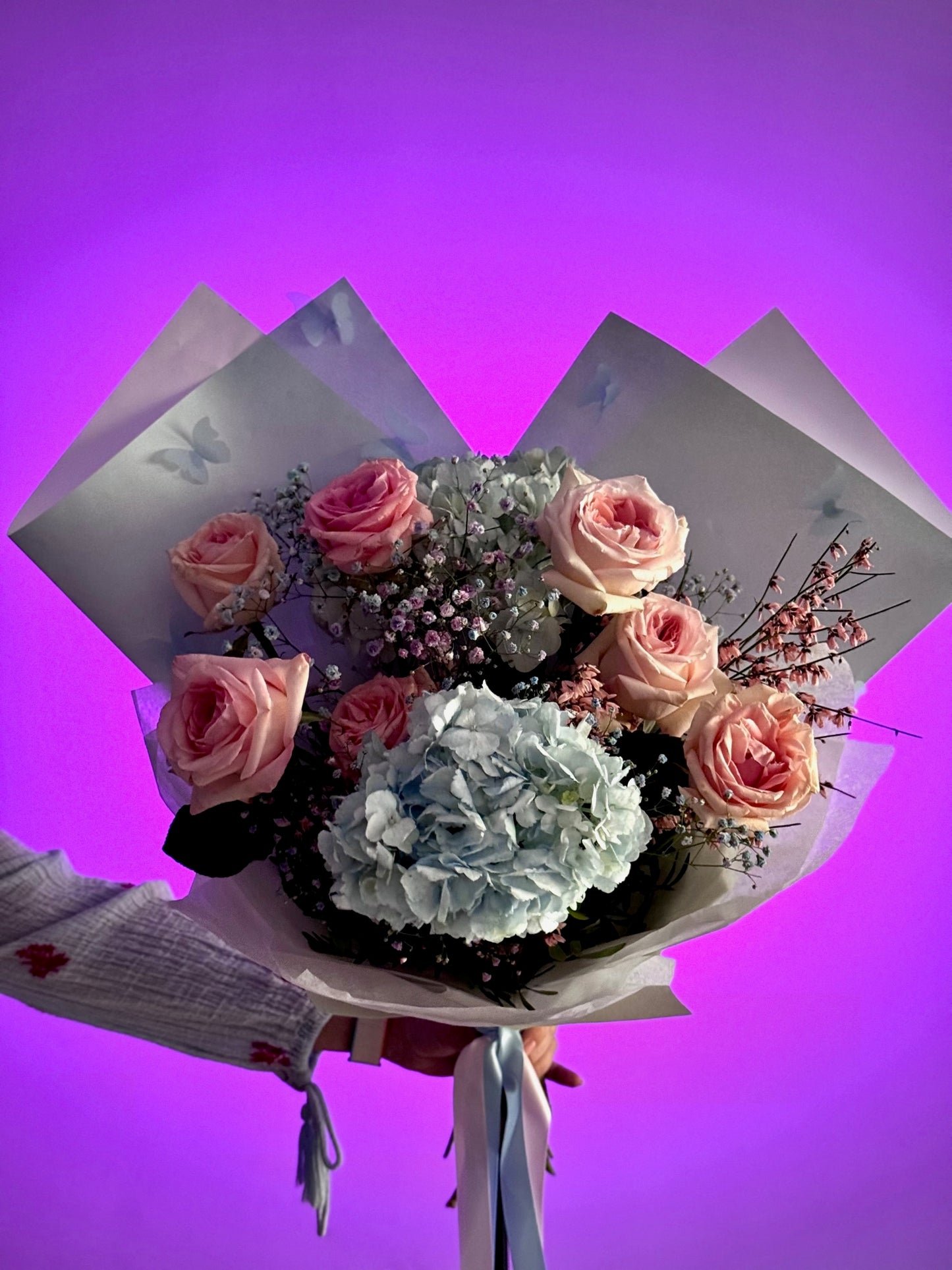 Buchet albastru cu trandafiri roz