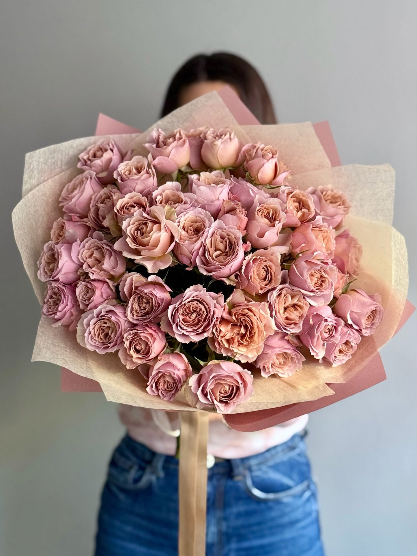 Trandafiri spray Loli în nuanțe roz pudrat și textură catifelată, Roses & More