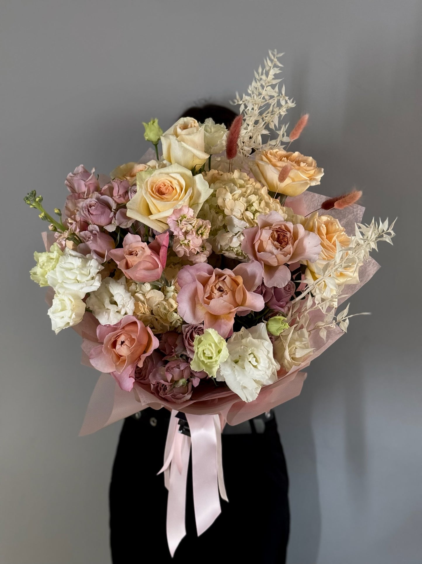 Aranjament floral elegant cu ruscus uscat și flori în nuanțe pământii – Unforgettable Moments, Roses & More
