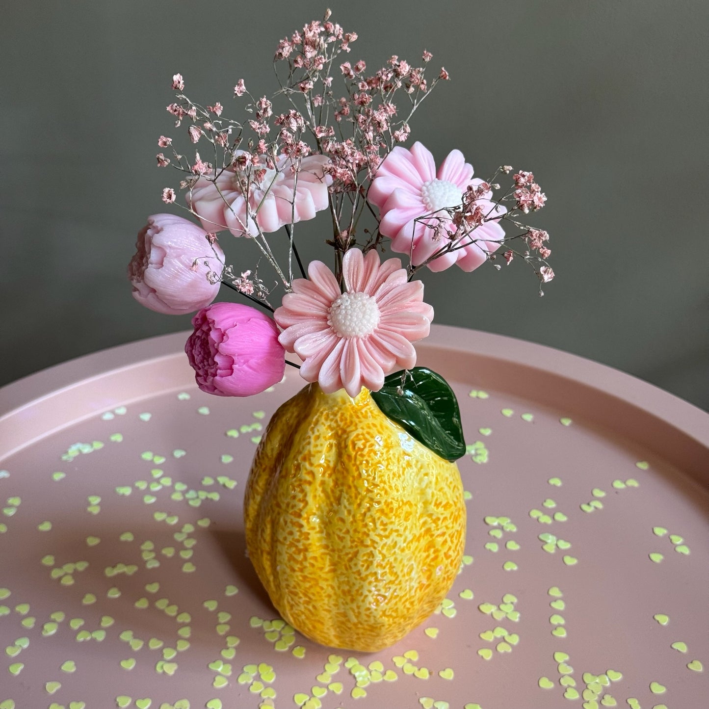 Vaza in forma de lamaie cu flori din ceara naturala