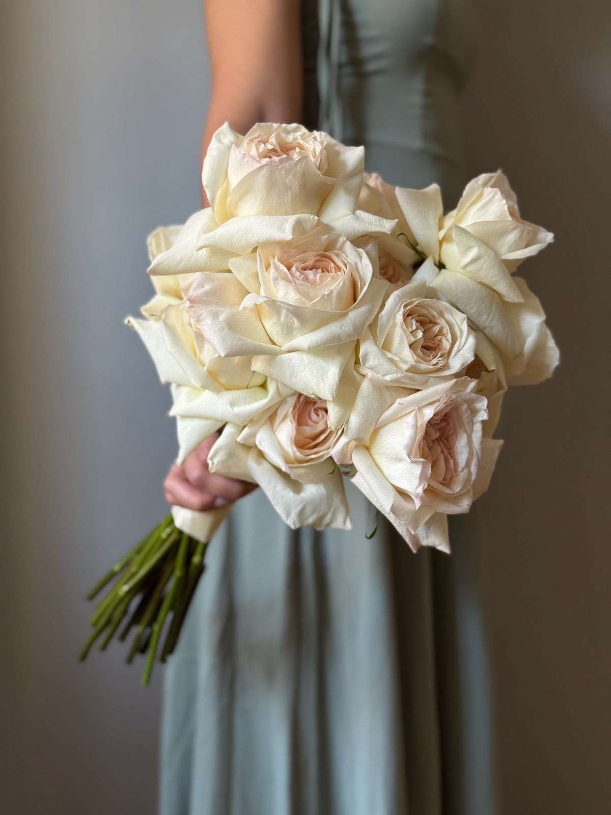 White O’Hara Bride cu trandafiri albi realizați pe diferite înălțimi