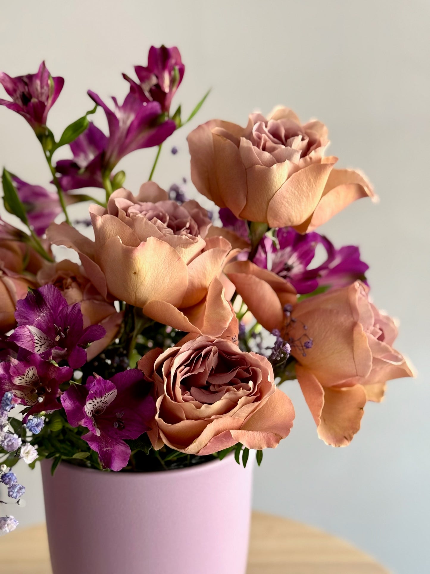 Texturi tomnatice și nuanțe de caramel – detaliu floral Wonder-Fall, Roses & More