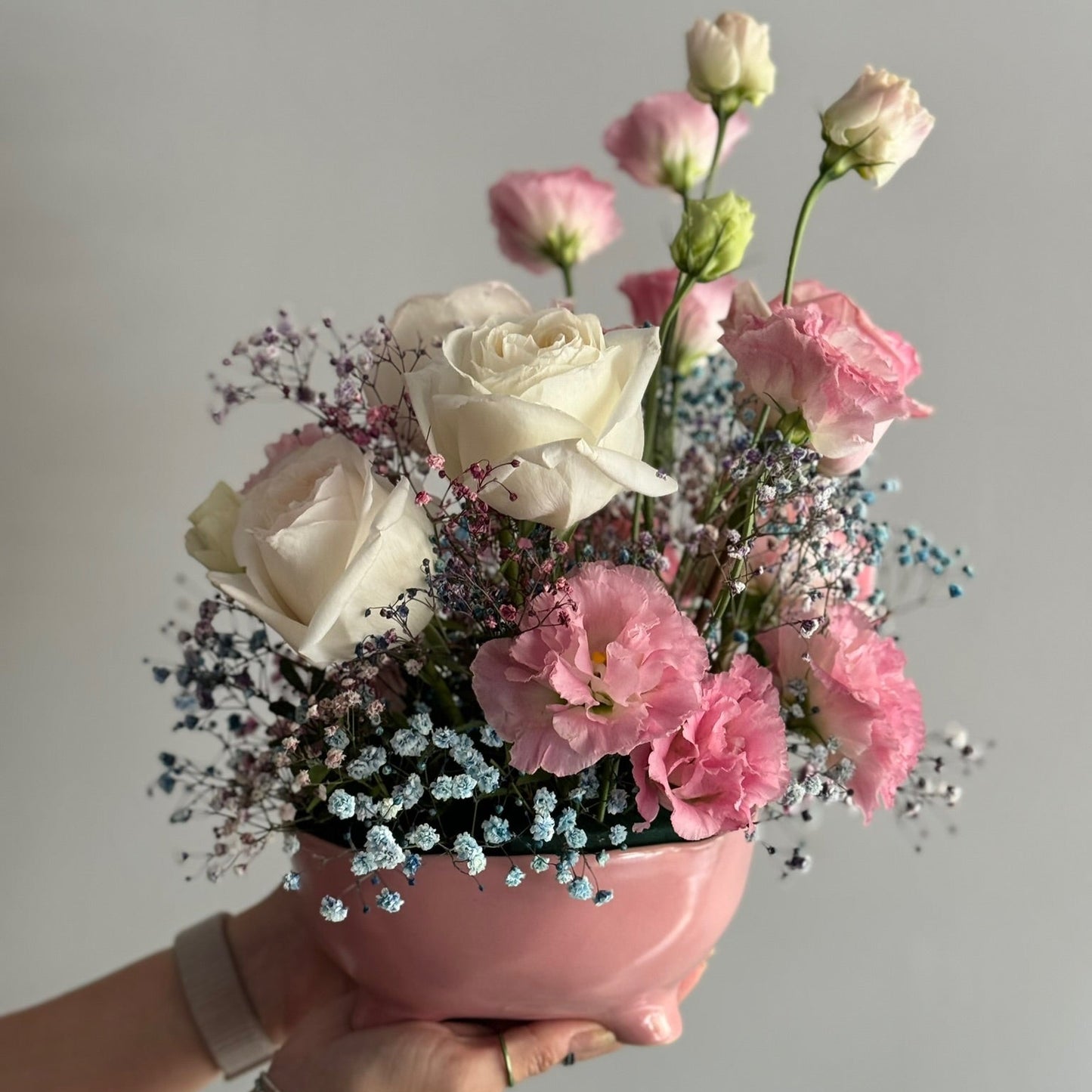 Ballet Slipper - Aranjament cu Pink O’Hara, lisianthus și gypsophila rainbow în vas ceramic