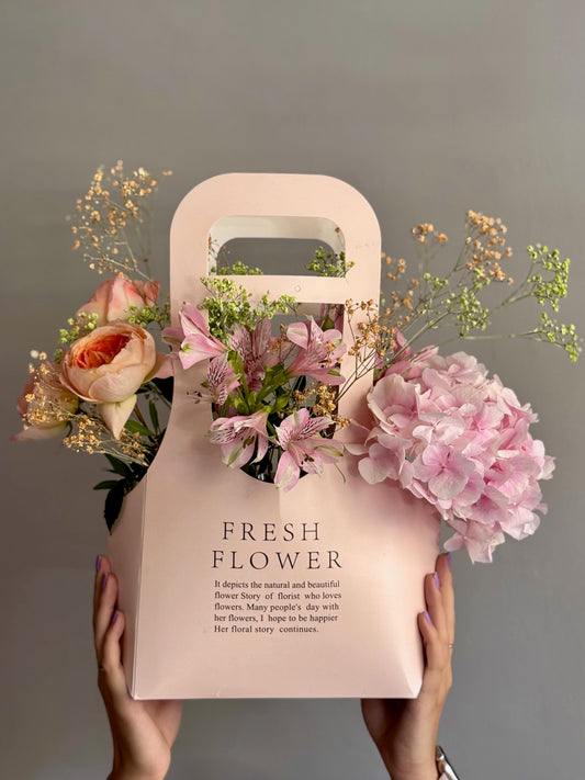 Aranjament Orange Pop cu trandafiri de grădină peach și alstroemeria, Roses & More
