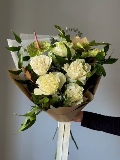 Buchet de flori cu trandafiri albi si verdeata eucalipt