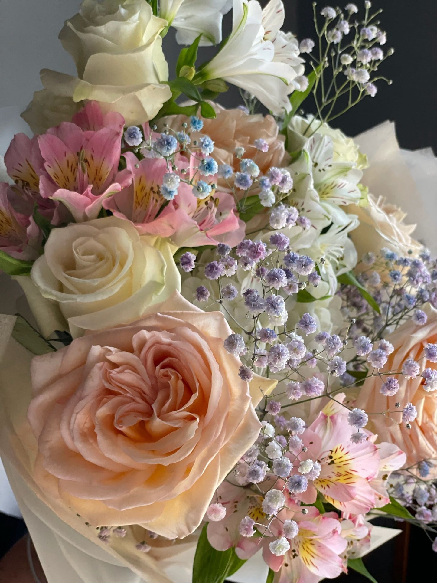 Buchet Amber cu trandafiri de grădină parfumați Princess Maya si alstroemeria