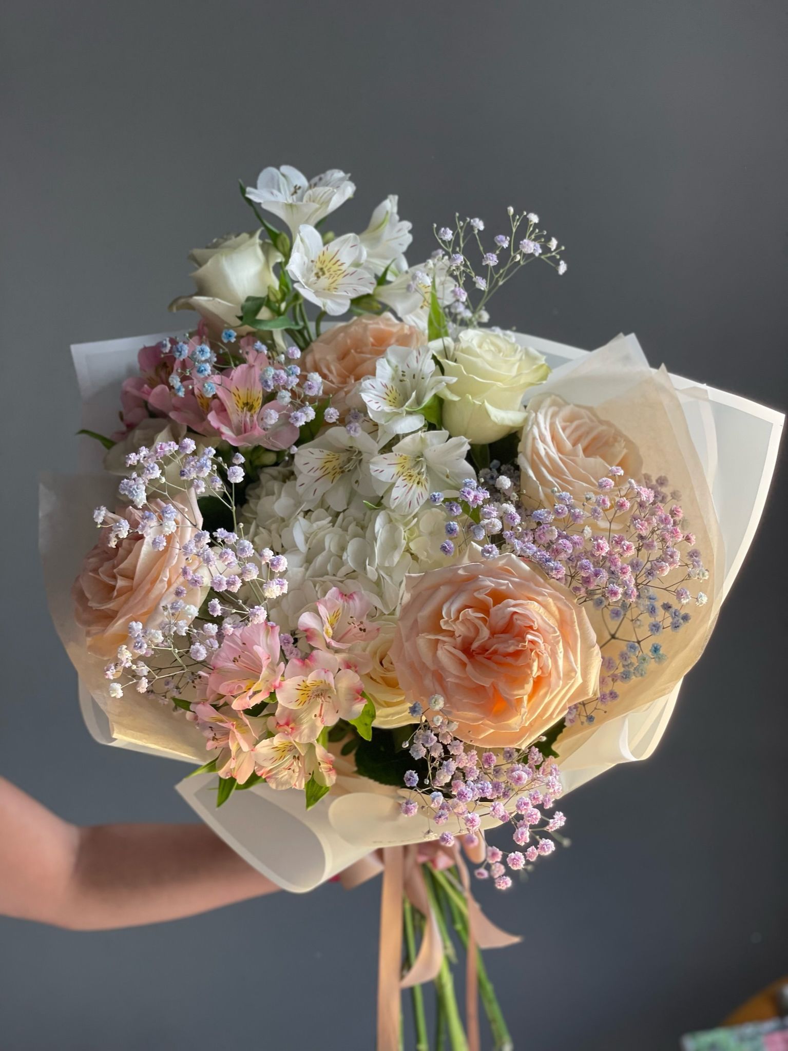 Buchet Amber cu trandafiri albi și parfumați, hortensie și alstroemeria
