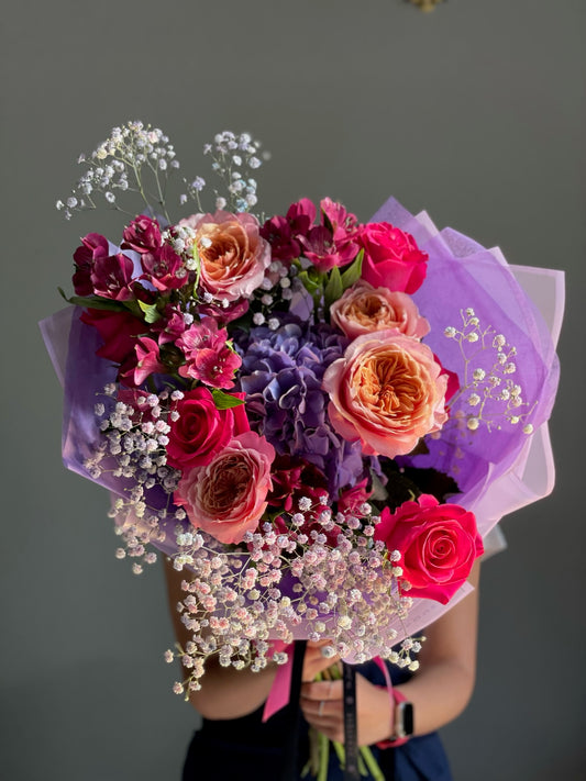 Buchet Amethyst cu trandafiri de grădină fuchsia