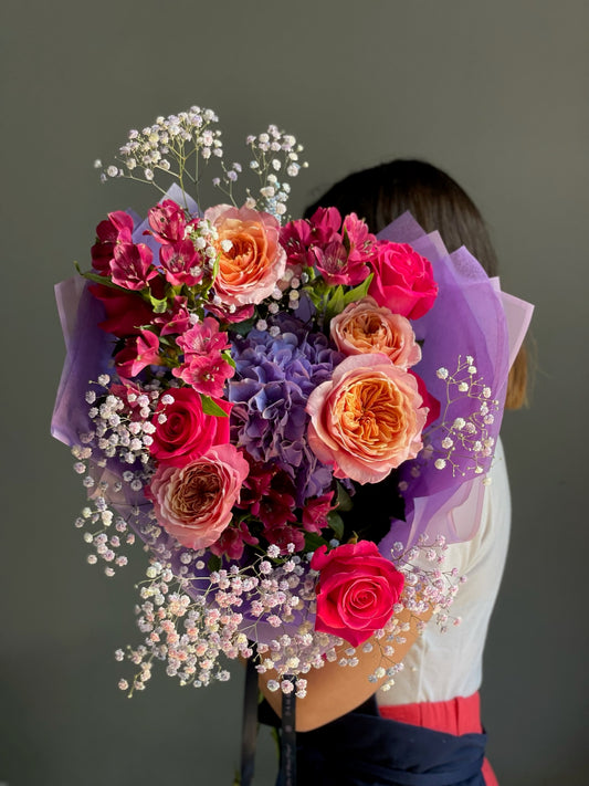 Buchet Amethyst cu flori mov și fucsia, aranjat elegant – Roses & More