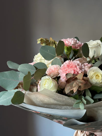 Pieces of Blossom - Buchet de flori cu trandafiri albi si eucalipt