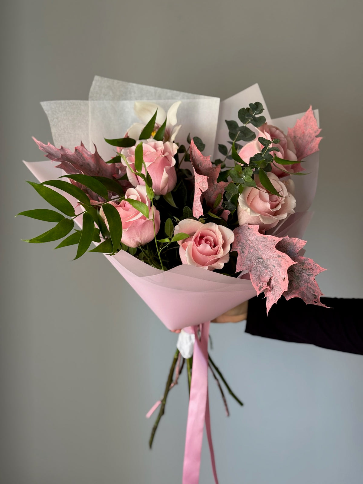 R&M Pink - Buchet cu trandafiri roz si eucalipt