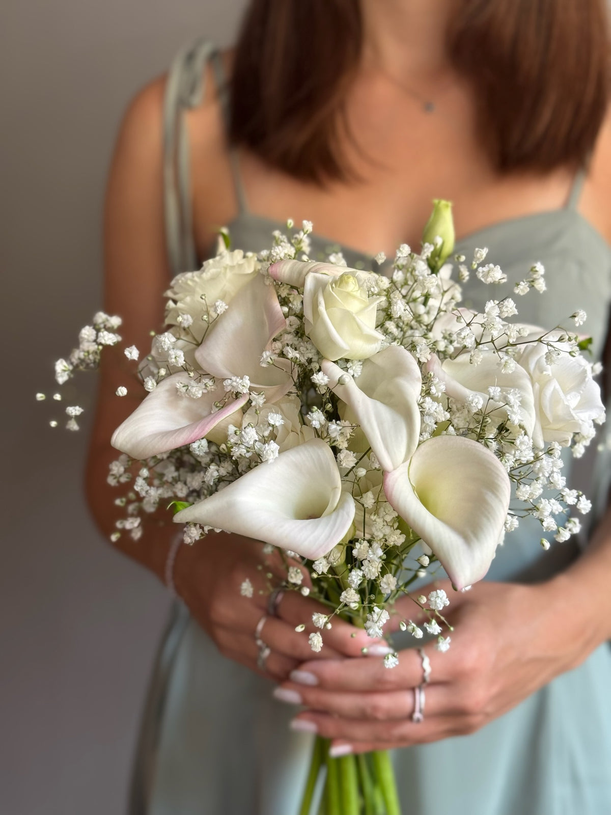 Buchet alb de mireasa cu cale si gypsophila