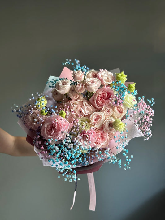 Aranjament Moonlight – buchet elegant roz și albastru, Roses & More