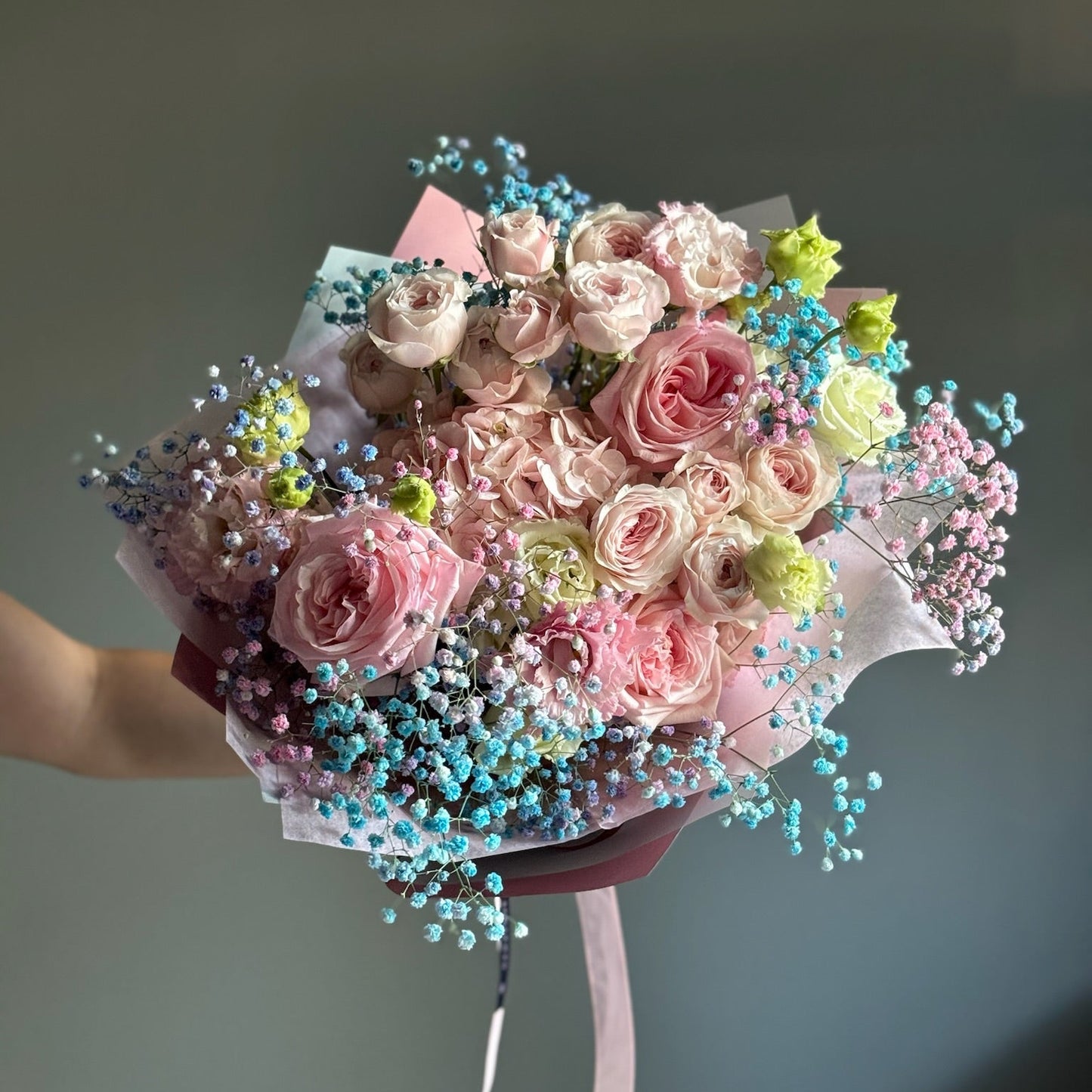 Aranjament Moonlight – buchet elegant roz și albastru, Roses & More