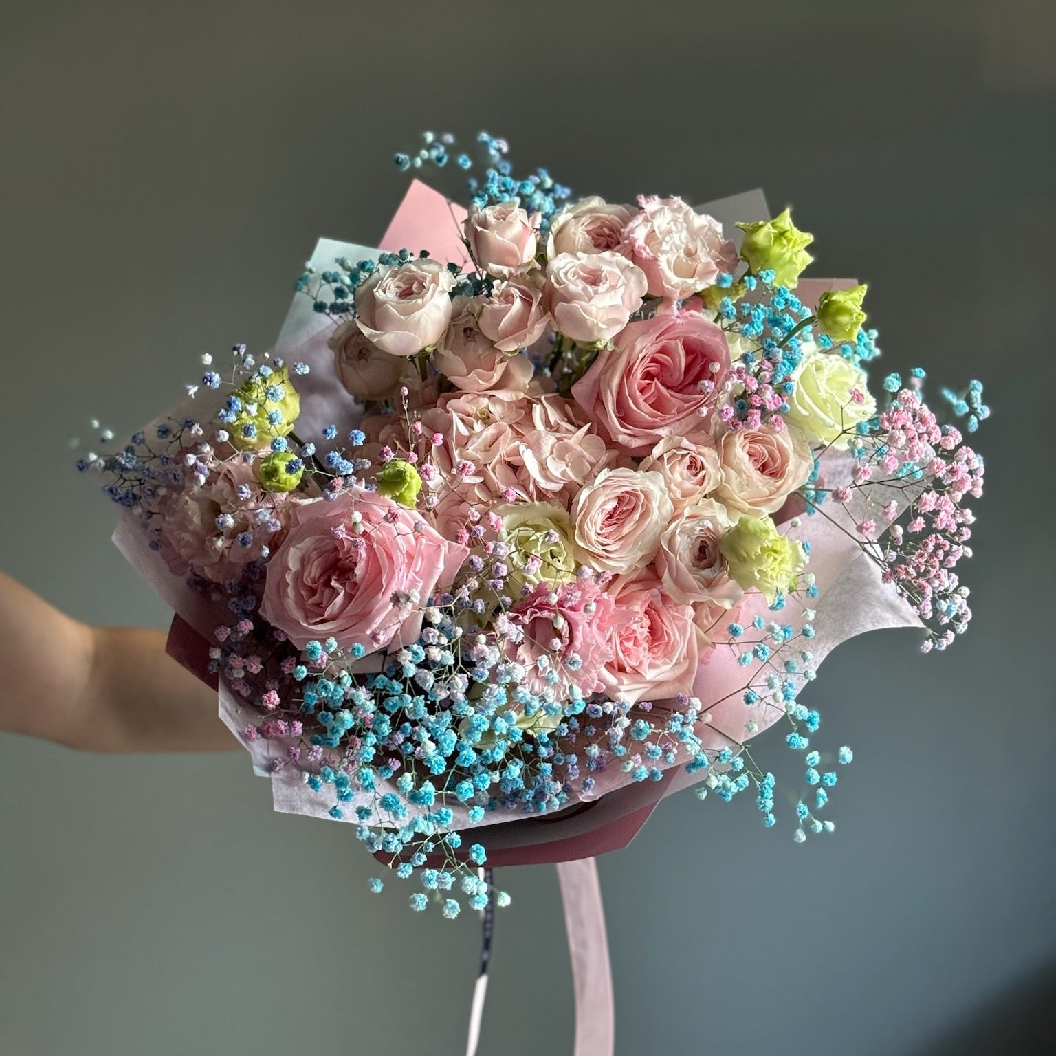 Aranjament Moonlight – buchet elegant roz și albastru, Roses & More