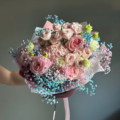 Aranjament Moonlight – buchet elegant roz și albastru, Roses & More