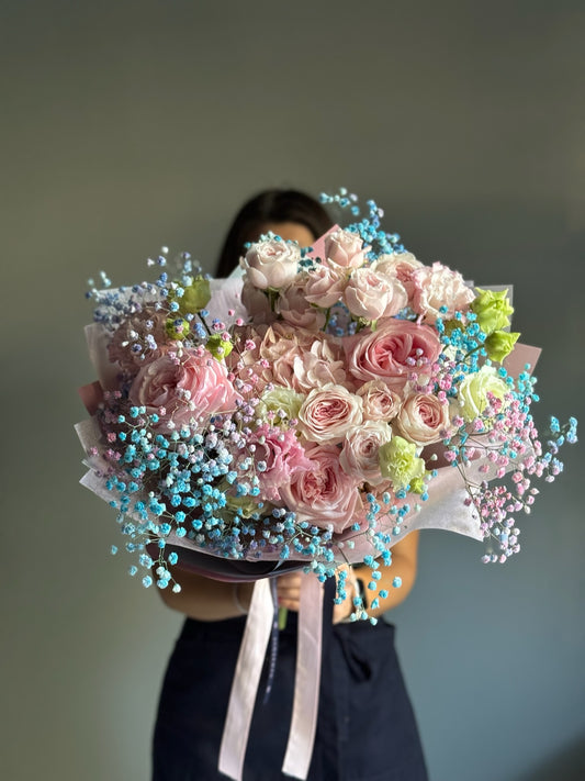 Buchet Moonlight cu trandafiri de grădină albi și flori rare, aranjat elegant – Roses & More