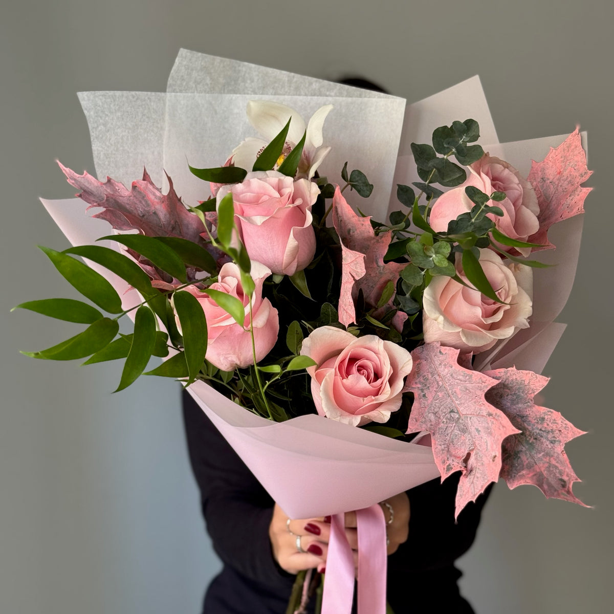 Buchet roz cu trandafiri si verdeata ambalat cu alb si roz