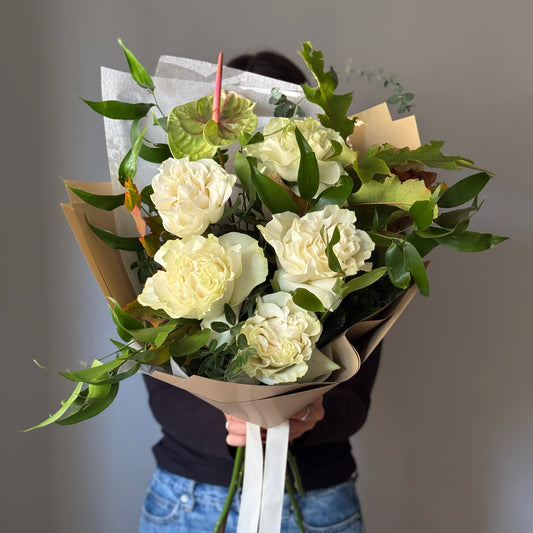 Buchet cu trandafiri albi si eucalipt verde ambalat cu crem si alb