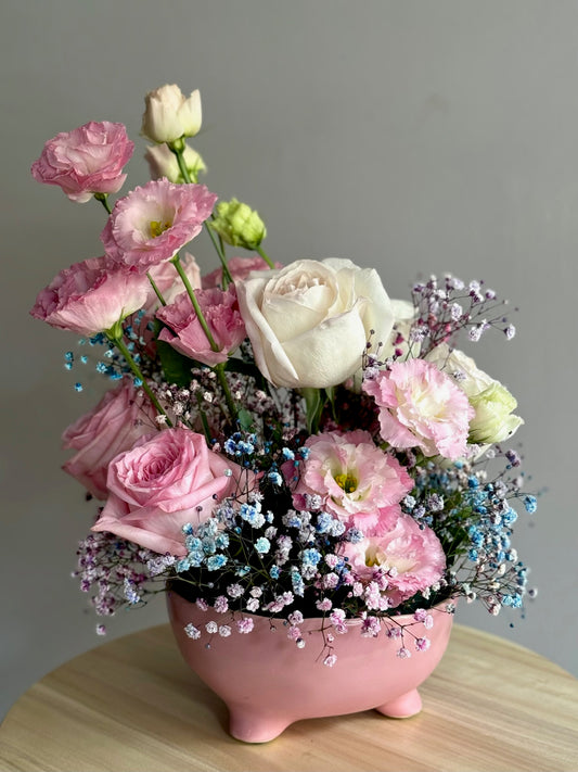 Ballet Slipper - Aranjament cu Pink O’Hara, lisianthus și gypsophila rainbow în vas ceramic
