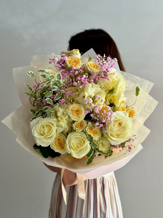 Harmony Glow - Buchet de flori cu trandafiri albi și galbeni