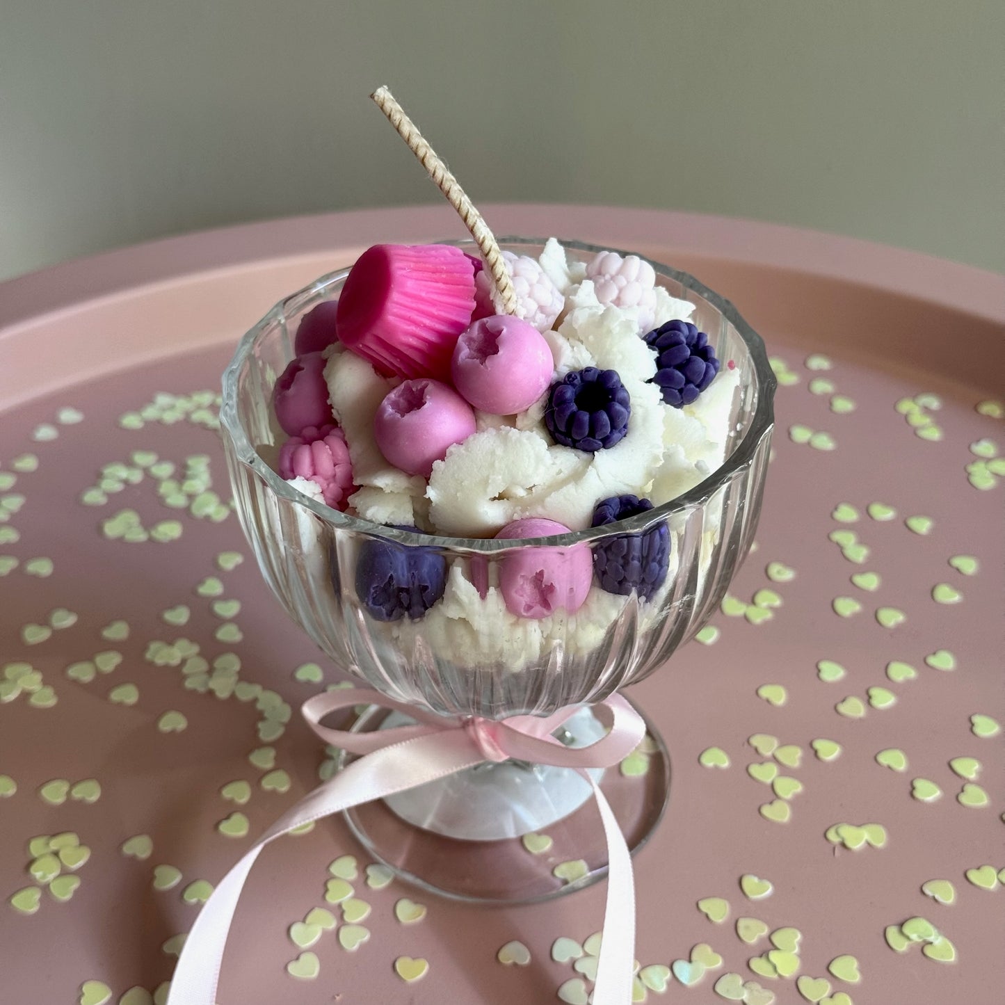 Lumânare Frosted Berry Dream – design de înghețată cu bomboane parfumate, Roses & More