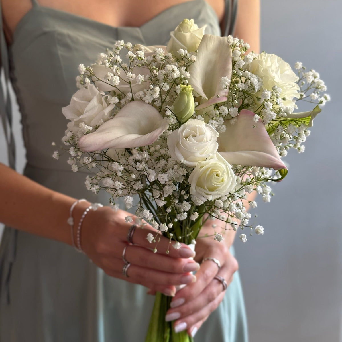 Buchet de mireasa cu cale albe si gypsophila alba