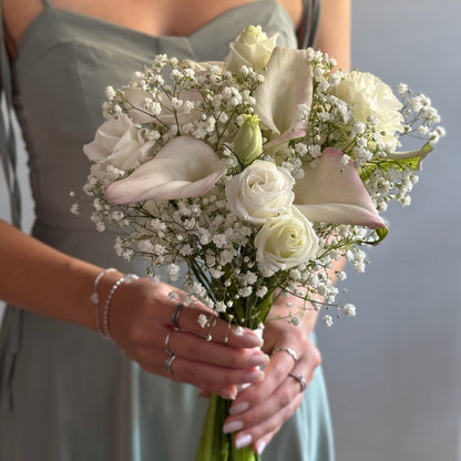Buchet de mireasa cu cale albe si gypsophila alba