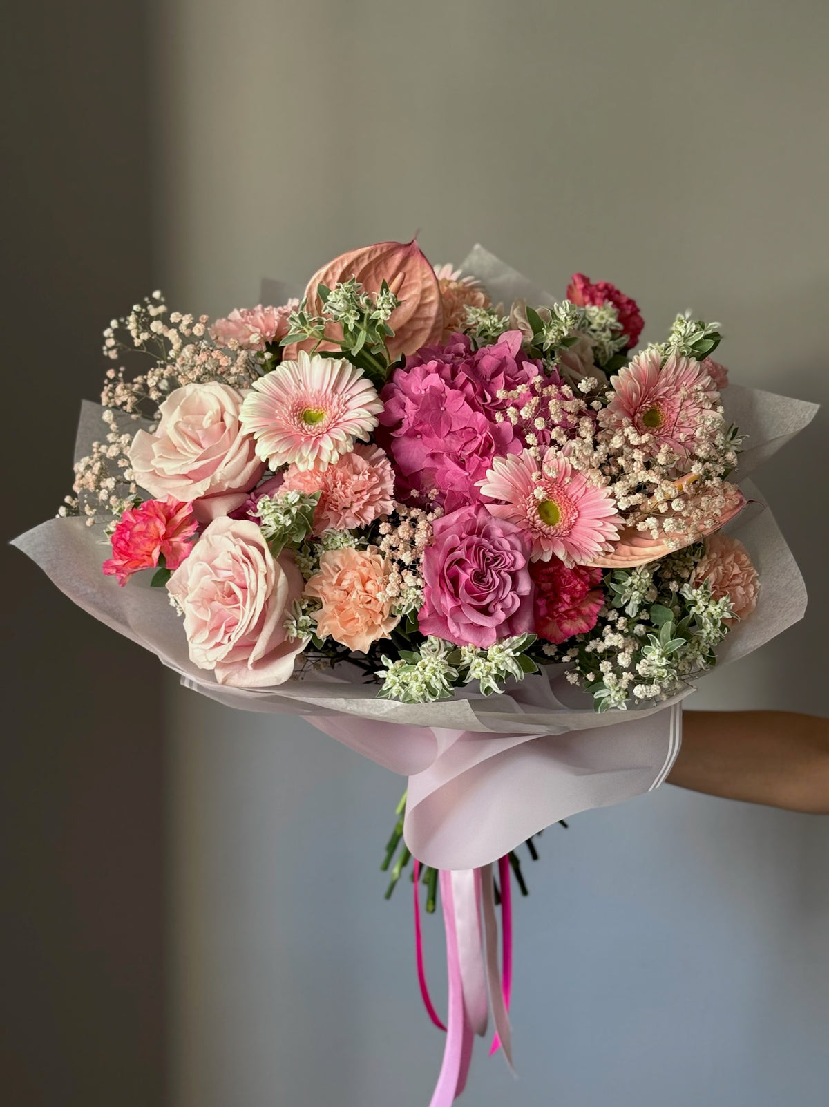 Buchet Rosy Mood cu flori roz pastel și anthurium