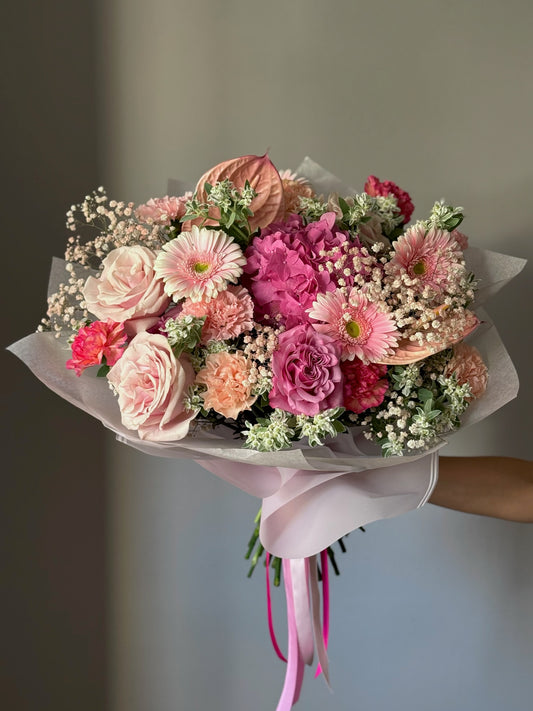 Buchet Rosy Mood cu flori roz pastel și anthurium