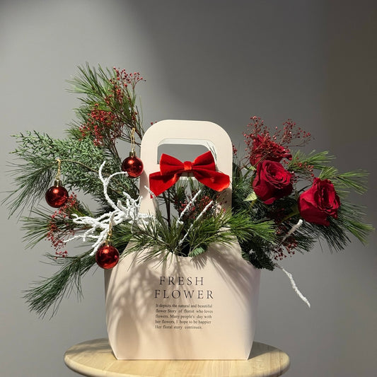 Aranjament Santa’s Bag Gift în pungă cu trandafiri roșii, brad și ornamente de Crăciun