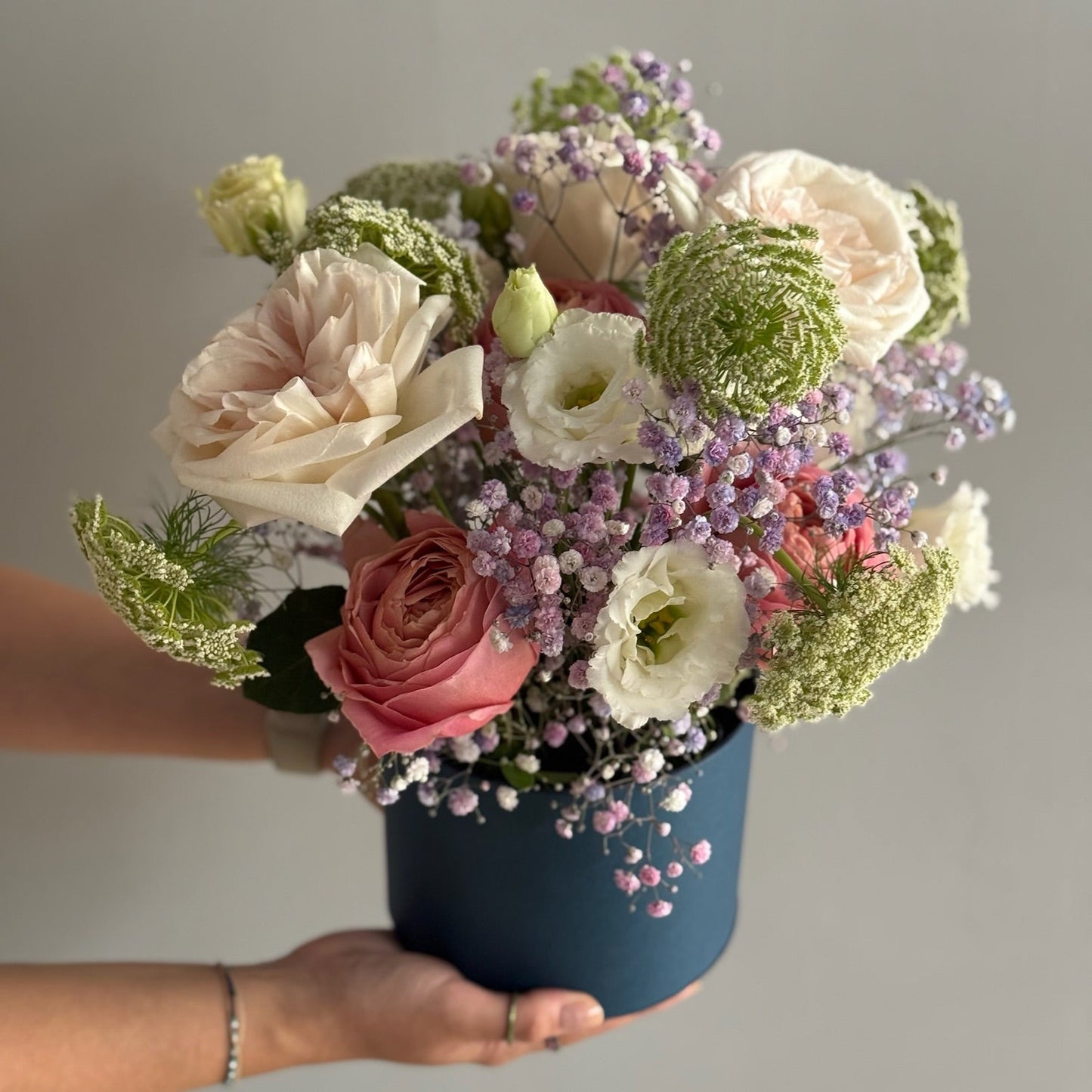 Aranjament cu trandafiri roz si lisianthus alb