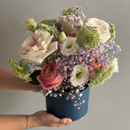 Aranjament cu trandafiri roz si lisianthus alb