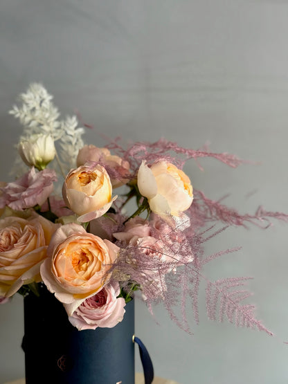 Aranjament elegant în cutie cu trandafiri piersică și accente florale, Roses & More