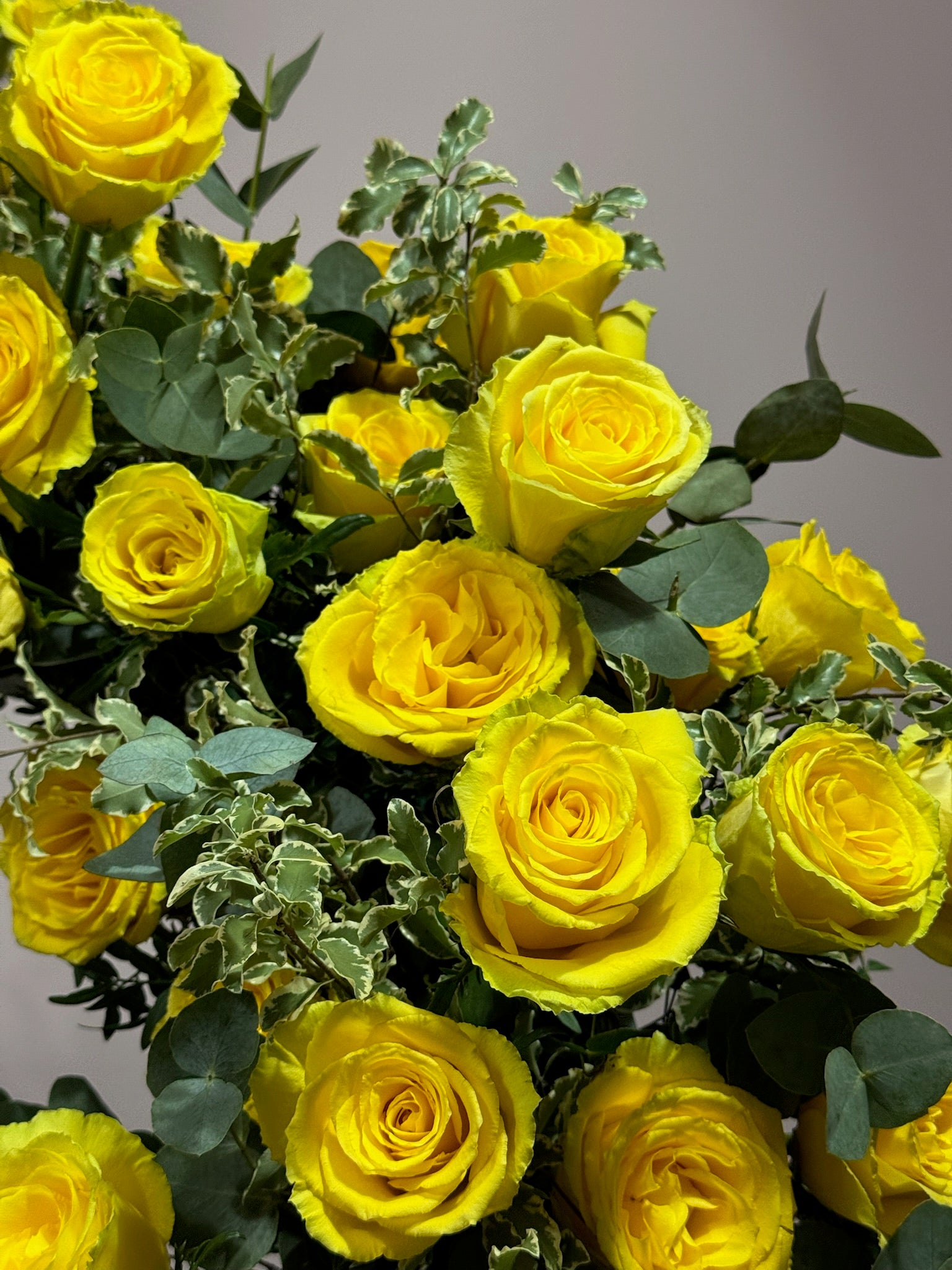 Aranjament funerar vertical u trandafiri galbeni - Roses & More