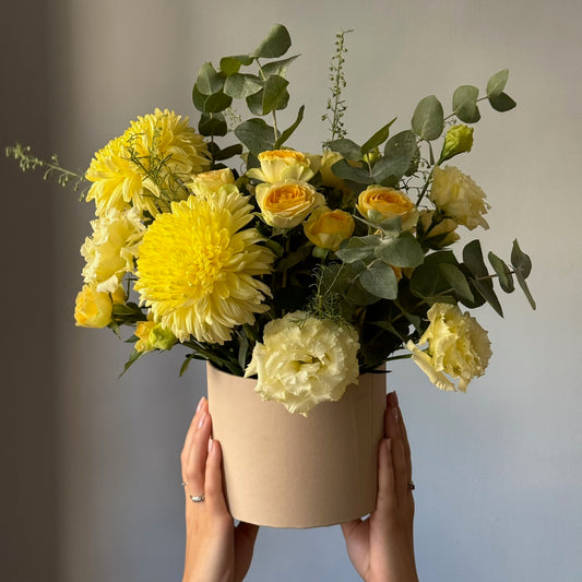 Aranjament galben cu trandafiri si crizanteme