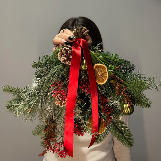 Decor de Crăciun pentru ușă cu mix de conifere și ornamente festive