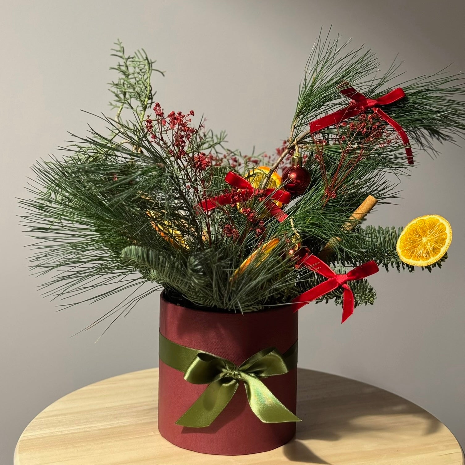 Aranjament Mulled Wine cu mix de conifere, portocale deshidratate și ornamente festive