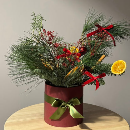 Aranjament Mulled Wine cu mix de conifere, portocale deshidratate și ornamente festive