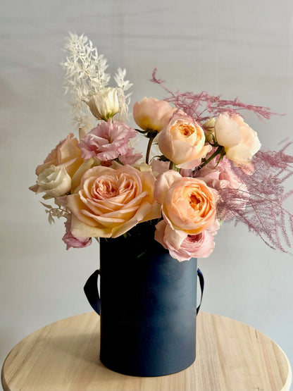 Aranjament Peach Elegance cu trandafiri piersică și gypsophila în cutie elegantă, Roses & More
