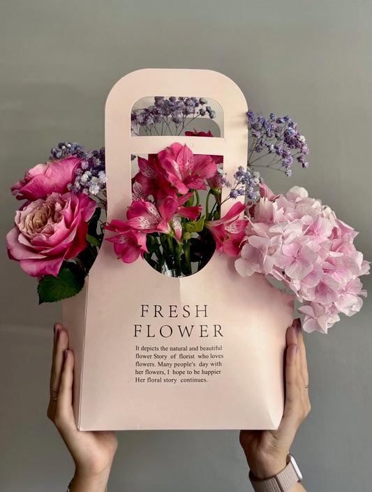 Aranjament Raspberry Fever cu trandafiri Miyabi și hortensie vibrantă, Roses & More
