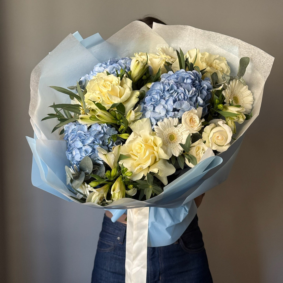     Buchet Baby Boy albastru cu hortensii, trandafiri și gerbera.