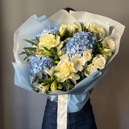     Buchet Baby Boy albastru cu hortensii, trandafiri și gerbera.