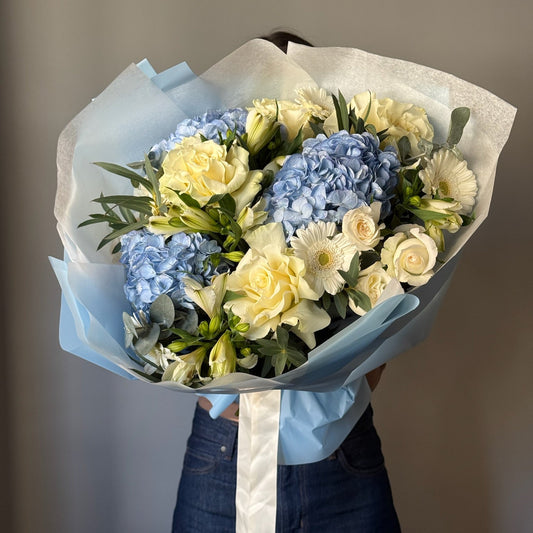     Buchet Baby Boy albastru cu hortensii, trandafiri și gerbera.