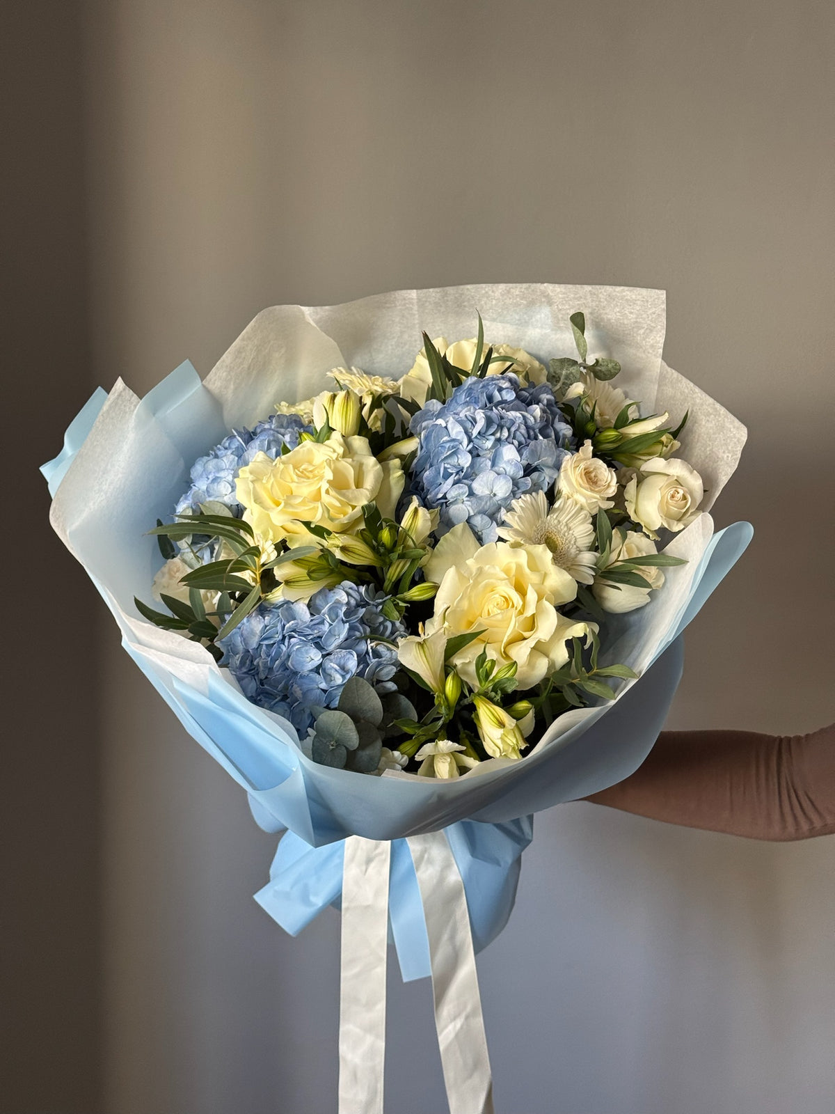     Buchet de flori albastre Baby Boy, potrivit pentru venirea pe lume a unui băiețel.
